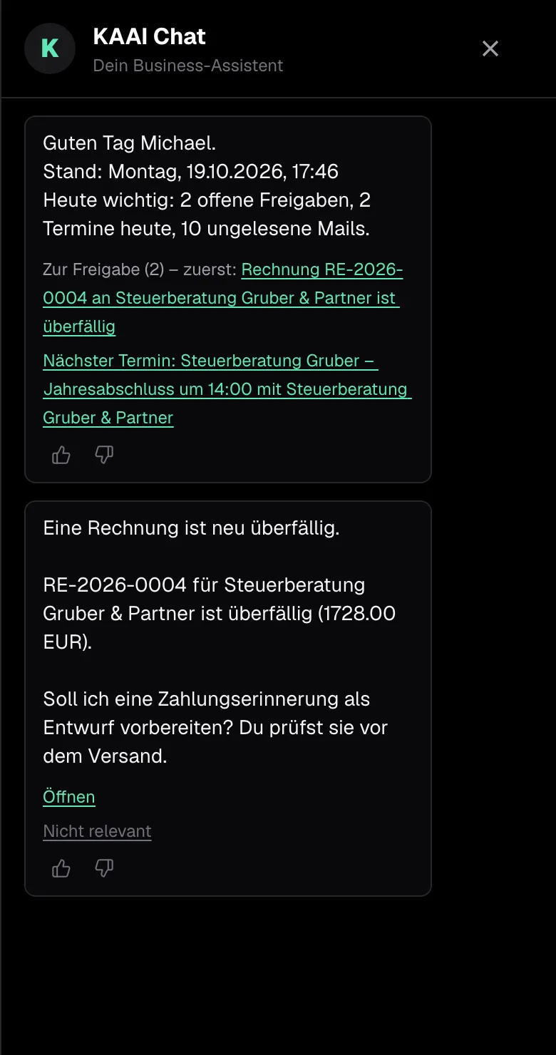 KAAI Briefing im Chat am Smartphone: eine Zeile mit dem Wichtigsten des Tages und Links zur Freigabe und zum nächsten Termin, darunter der Hinweis auf eine überfällige Rechnung mit dem Angebot, eine Zahlungserinnerung vorzubereiten